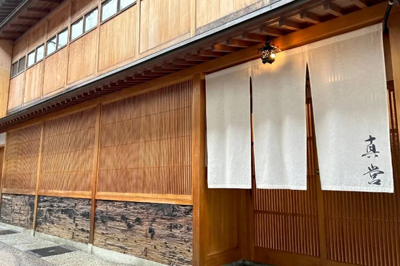伝統的な美しさを保つ築百年の日本家屋